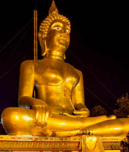 Bouddha sur la colline à Pattaya Thaïlande